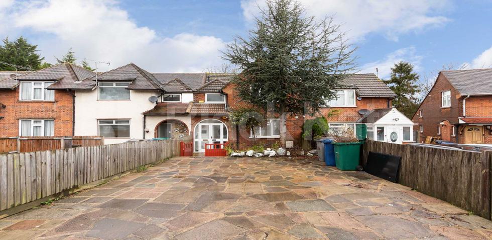 			3 Bedroom, 2 bath, 2 reception Apartment			 Summers Lane, North Finchley